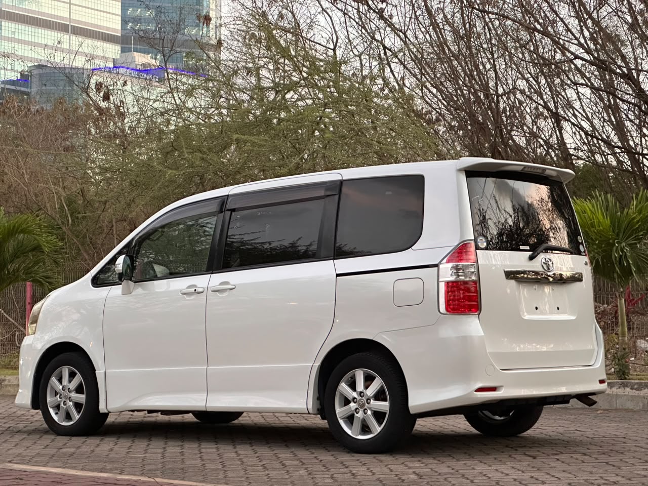 TOYOTA NOAH CHASSIS thumbnail 2